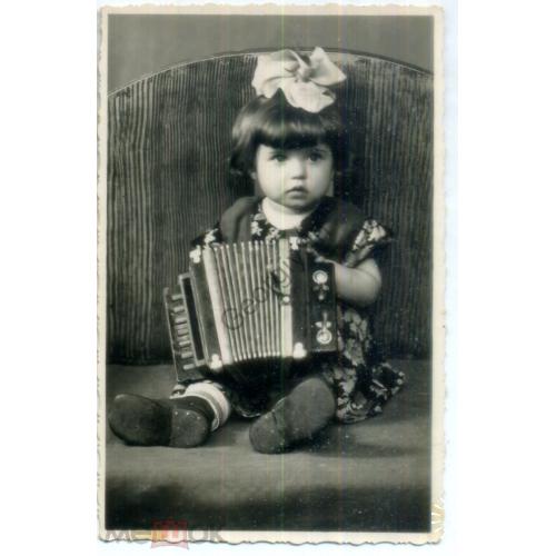 Юная гармонистка - девочка с гармонью 1956 год 8,5х13,5 см  