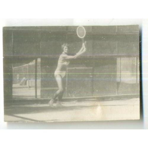 Женщина на тенисном корте 6,2х9 см большой теннис , купальник 