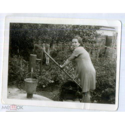 Женщина у колонки набирает воду 9х12 см  / ведро 