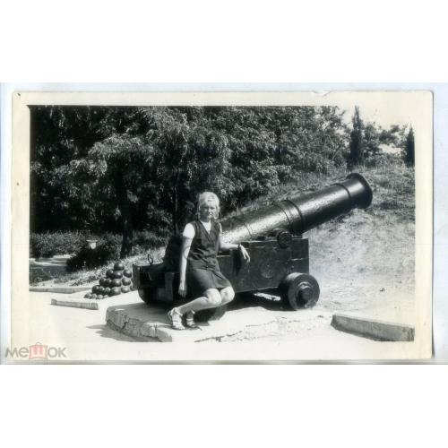 Женщина у пушки с ядрами 9х14,5 см  