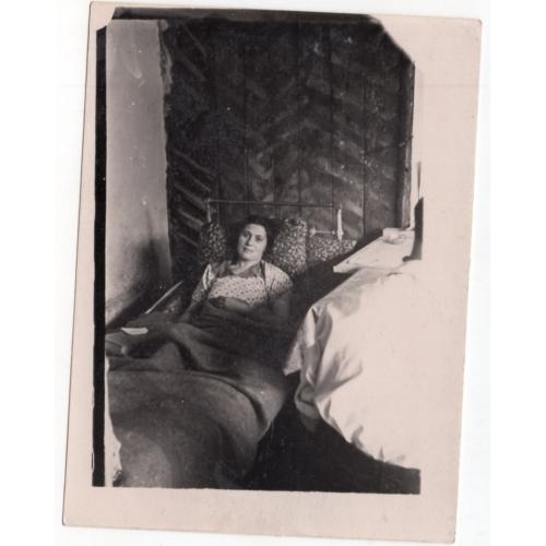 Женщина в постели , интерьер 9х12 см  
