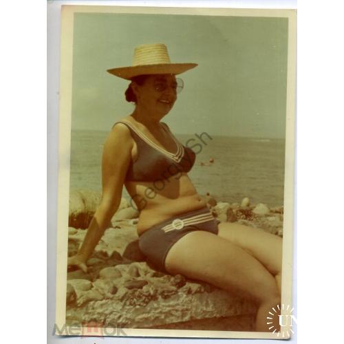 Женщина в соломенной шляпке на пляже 10,5х14,5 см цветное фото  