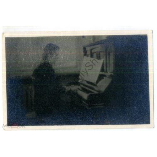 Женщина за пианино, интерьер 9х14см  
