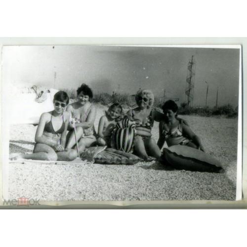 женщины в купальниках на пляже с надувными матрасами 9х14 см  