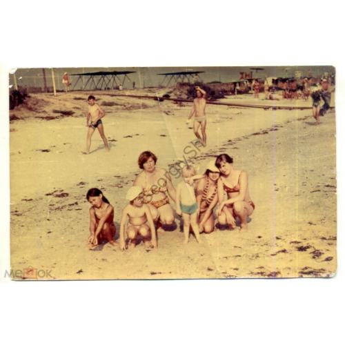 Женщины в купальниках с детьми на пляже 12х18 см цветное фото  