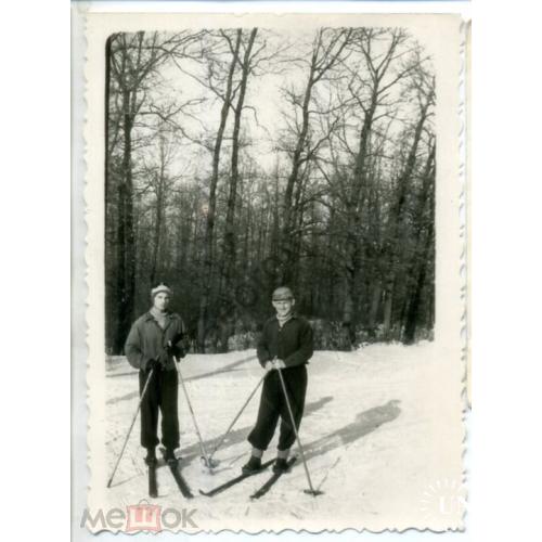 Зима Два лыжника в лесу 8,5х11,5 см  
