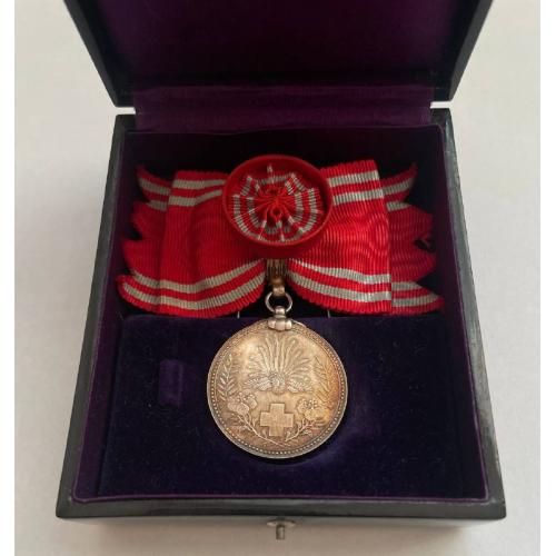 Императорская Япония.Серебряная медаль Особого Члена Имперского Общества Красного Креста на женщину.