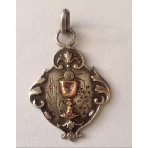 Медальон в память первого Святого причастия IHS - Iesus Hominum Salvator.19 век.Серебро 800 пробы.