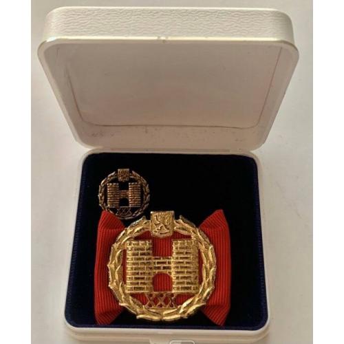 Серебряный Знак и фрачный знак " За заслуги перед Конфедерацией финских городов" 30 лет выслуги.