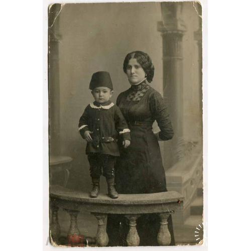 Александровск. Мать с ребенком. Фотооткрытка. 1913 г.