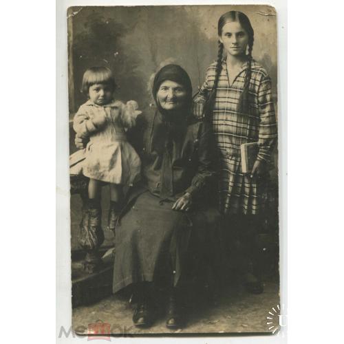 Бабушка в с внуками. Мелентьевы-родственники Ольги Кобылянской. 1929 г