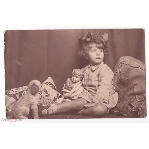 Дети с игрушками. Девочка с пупсом и игрушечной собачкой.  Фотооткрытка.