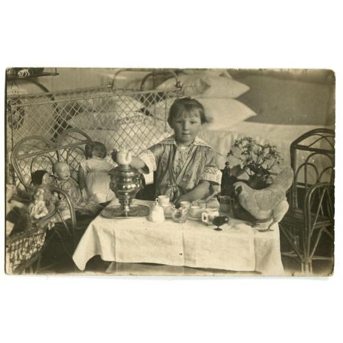 Девочка с куклами, петушком и чайным набором. 1915 г. 9 х 14 см.