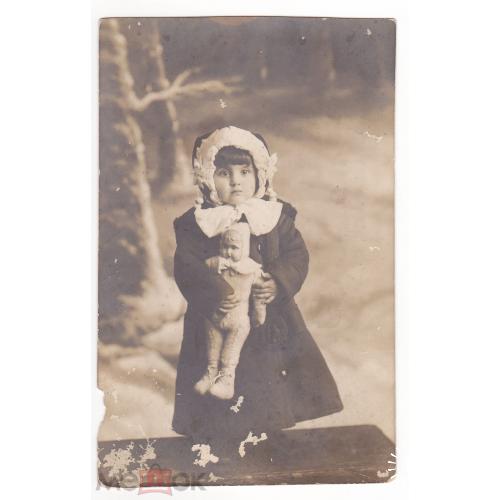 Девочка с куклой.  Фотооткрытка. Дети с игрушками. 1914 г.