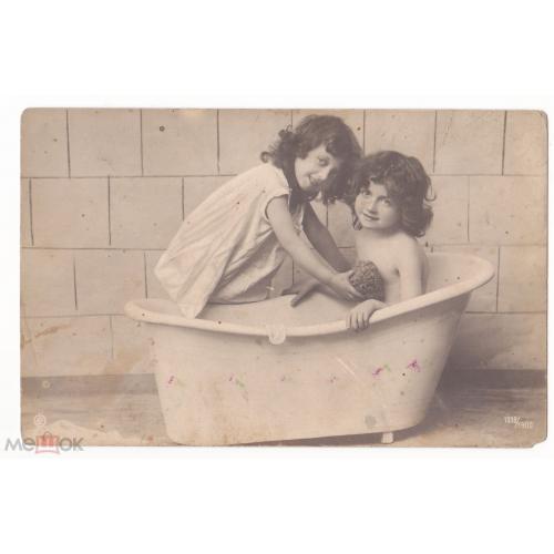 Девочки в ванне.  Фотооткрытка.