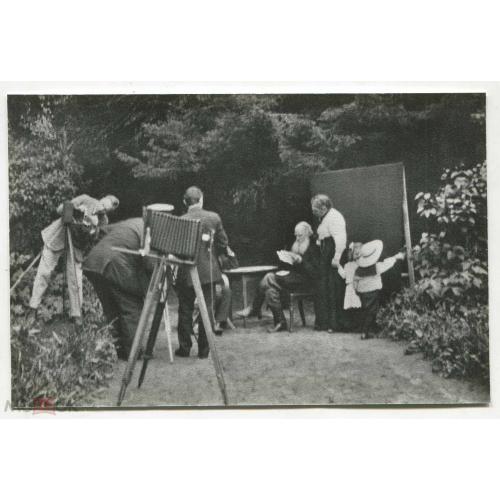 Фотоаппарат. Л. Толстого снимают фотографы в 1910 году. Открытка 1978 года.