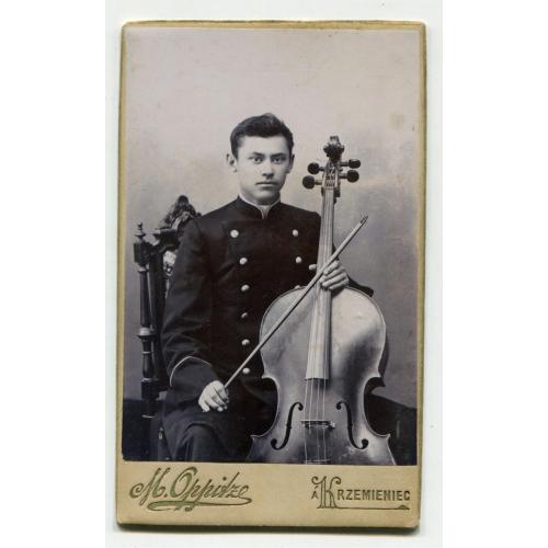 Кременец. Музыкант с виолончелью. Визит. 1901 г.