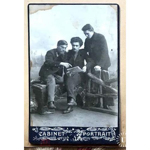 КУРСК.. Трое молодых людей держат курскую газету. Кабинет.