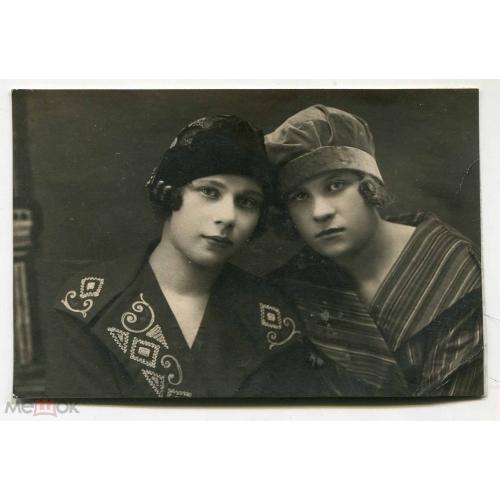 Мода. Девушки. Шляпки. Отделка. 1925 г.