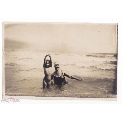 Море. Мама с дочкой. Фотооткрытка. 1929 год.