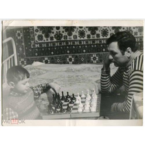 Шахматы. Семейный матч. Отец с сыном.