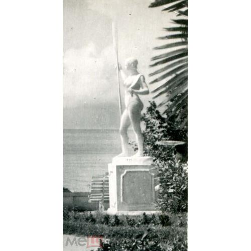 Сочи. Скульптура. "Девушка с веслом".  Ривьева. 1955 г.