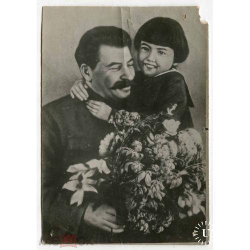 Сталин с Гелею Маркизовой, участницей делегации Бурят-Монгольской АССР. Оригинал.