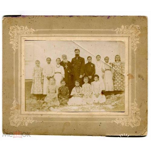 Священник. С группой девочек. Фото.1907 г.  20 х 25 см.