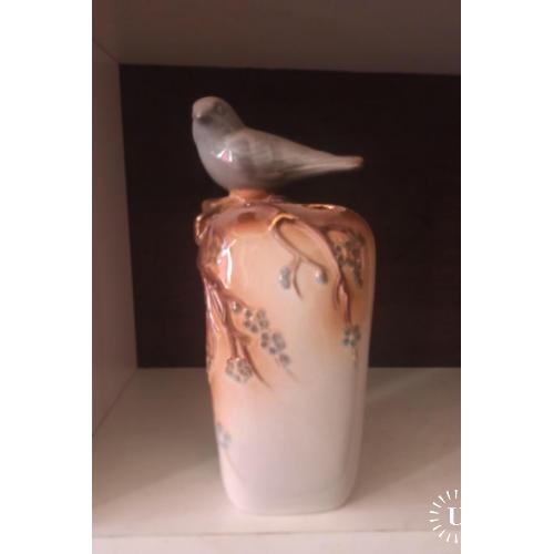 Фарфоровая ваза с птицей 