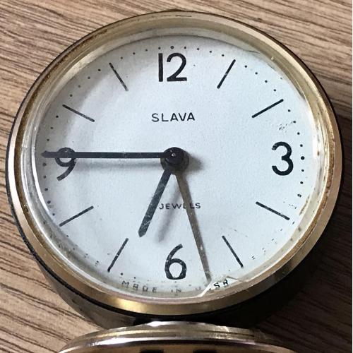 Часы будильник Слава Slava 11 камней не на ходу, звонят стекло треснуто