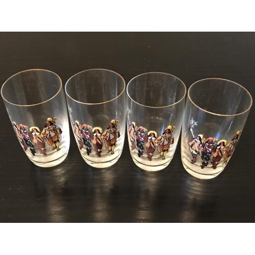 Набоp стеклянных стаканчиков с изображением 4 - х мушкетеров. 