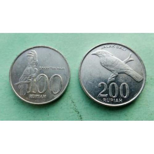 Две монеты - Индонезия 100 + 200 рупий 2000-х гг.