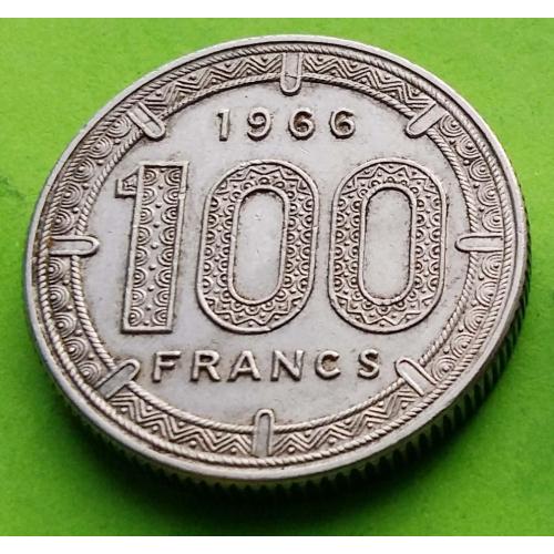 Экваториальная Африка 100 франков 1966 г. (старый тип, толстая)