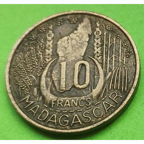 Фр. Мадагаскар 10 франков 1953 г.