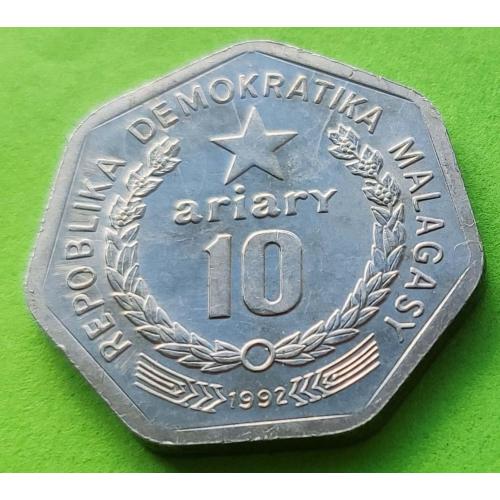 Мадагаскар 10 ариари 1992 г. (надпись Malagasy - пореже)