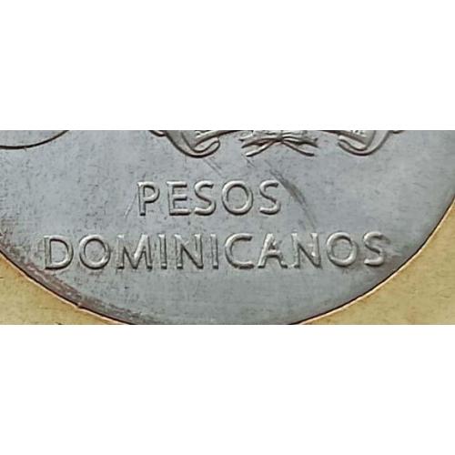 Надпись в две строки - Доминиканская Республика 5 песо 2017 г.