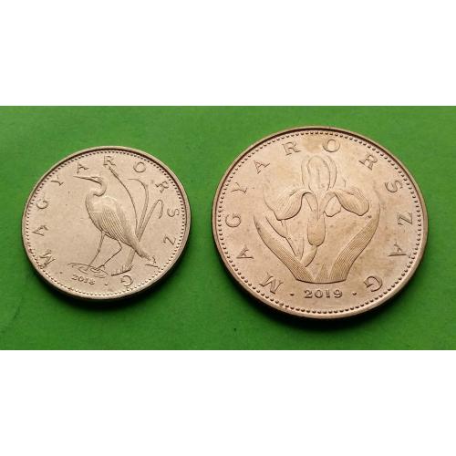 Новое название страны - Венгрия две монеты 5 и 20 форинтов