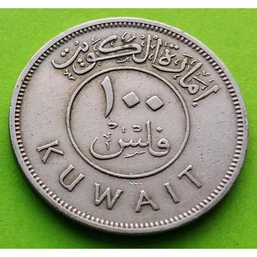 Один год выпуска - Кувейт 100 филсов 1961 г. (корабль) - длинная надпись над номиналом