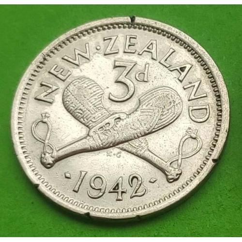 Серебро - Новая Зеландия 3 пенса 1942 г. (Георг VI - император) - состояние на фото