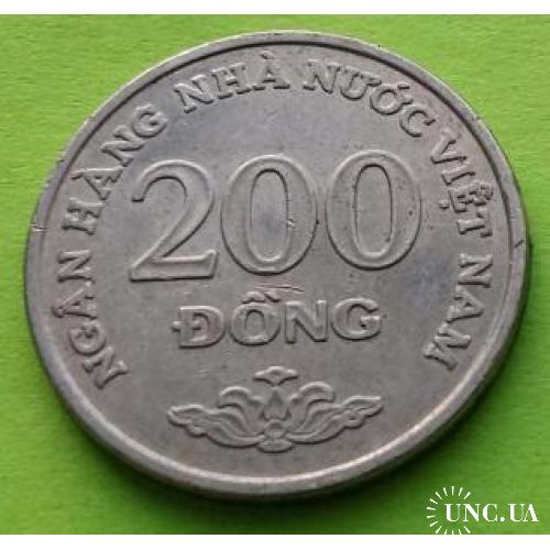 Вьетнам 200 донгов 2003 г. - самый редкий номинал из этой серии