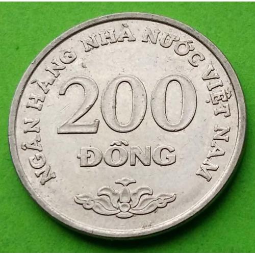 Вьетнам 200 донгов 2003 г.