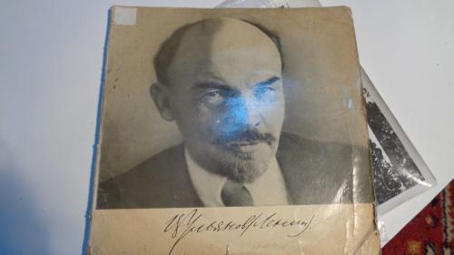 Пластинки"страницы жизни В.И.Ленина"  в отличном состоянии и набором из семи фото. 2пластинки
