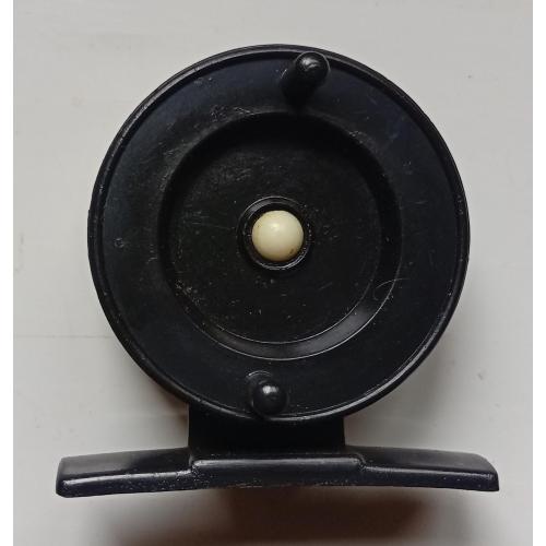 Спиннинговая катушка черная, диаметр 45 мм