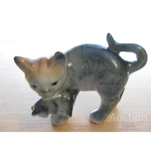 Фарфоровая статуэтка Кошка с котенком в зубах Фарфор  Люкс