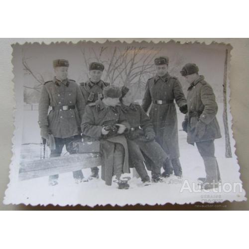 Фото Фотография СССР  Солдаты Красной армии с полевым телефоном