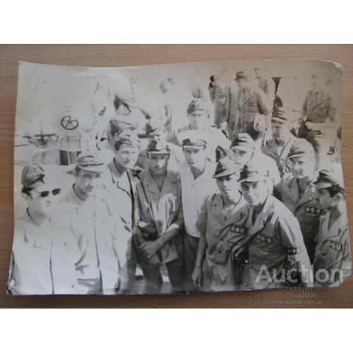 Фото Фотография СССР Советские матросы с офицером на корабле Черноморский флот