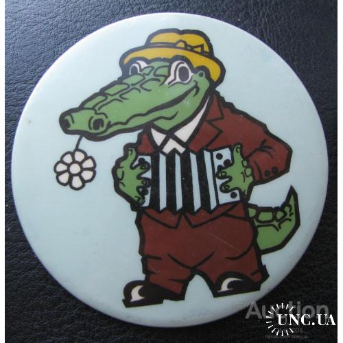 СССР Значок детский Крокодил Гена играет на гармошке и жует травку ромашку Редкость