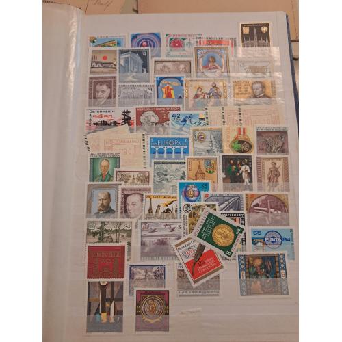 Большая колекція разних поштових марок.