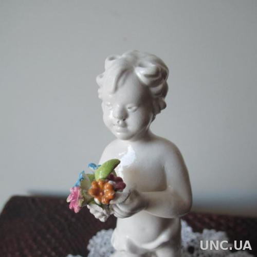 Фарфор BASSANO. Италия. Малыш с букетом цветов. h -18 см. Клеймо.
