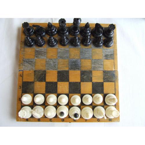 Доска шахматная с фигурами большими раз.доски 30х29 см. фигур 4 - 8 см